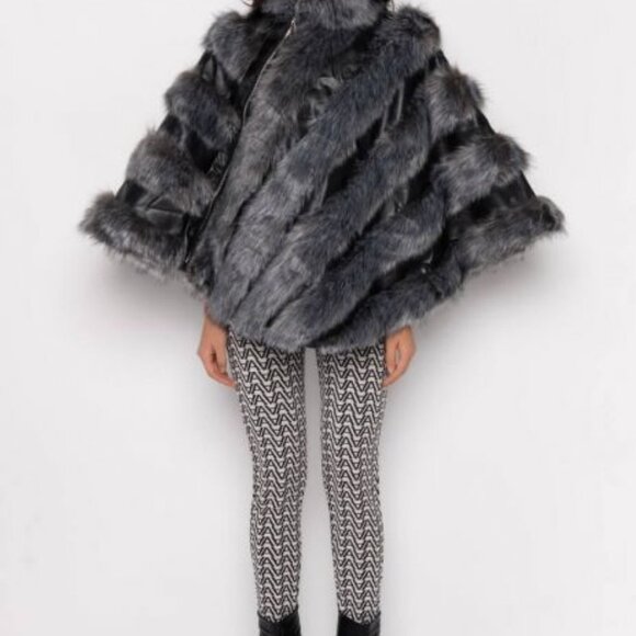 RUNWAY SUPERMODEL STATUS  MOTO PONCHO WITH FAUX FUR ( BRAND NEW !!!) - Picture 2 of 7